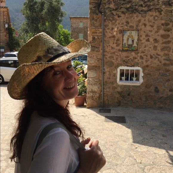 Meet your Posher, Ruth - Picture 1 of 2